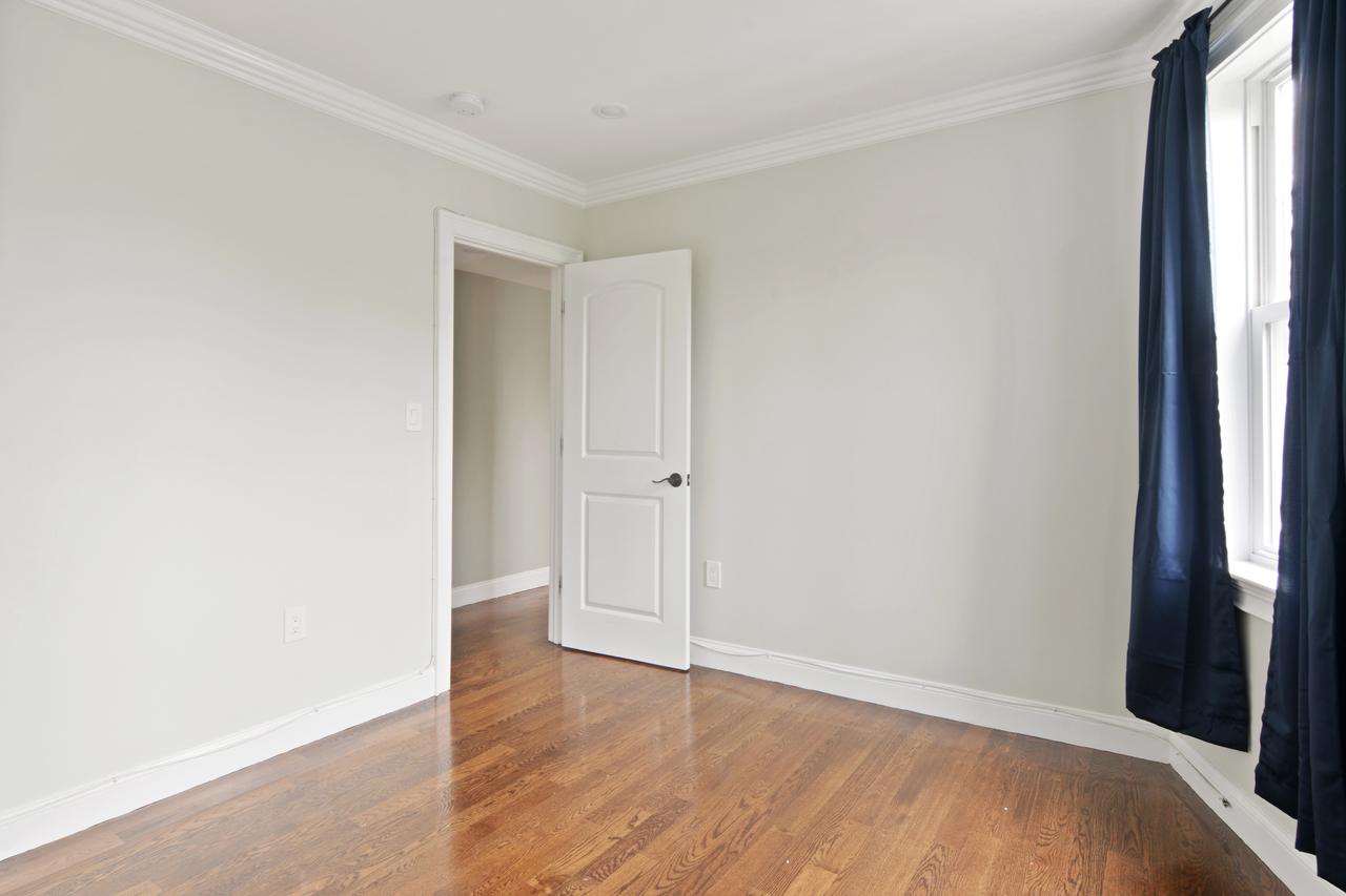  #571: Brighton - Queen Bedroom B  -  #571: Brighton  - Gallery -  1