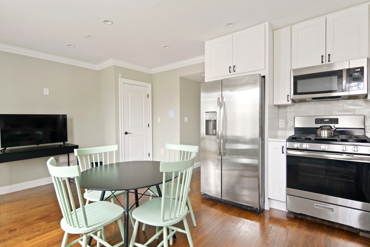 #571: Brighton - Queen Bedroom B - #571: Brighton - Gallery - 8