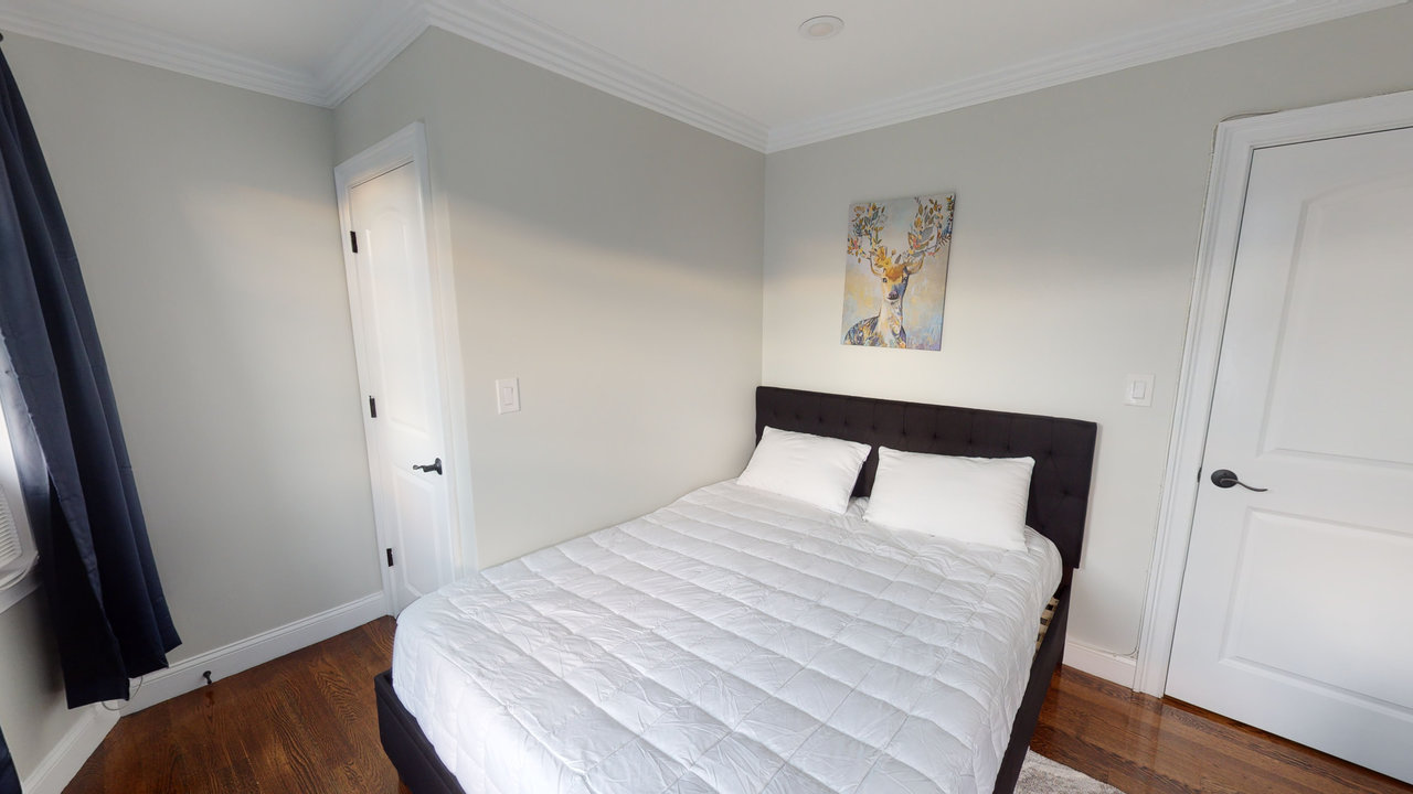 #571: Brighton - Queen Bedroom B  -  #571: Brighton  - Gallery -  2