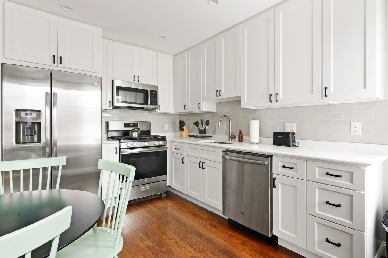 #571: Brighton - Queen Bedroom A - #571: Brighton - Gallery - 11