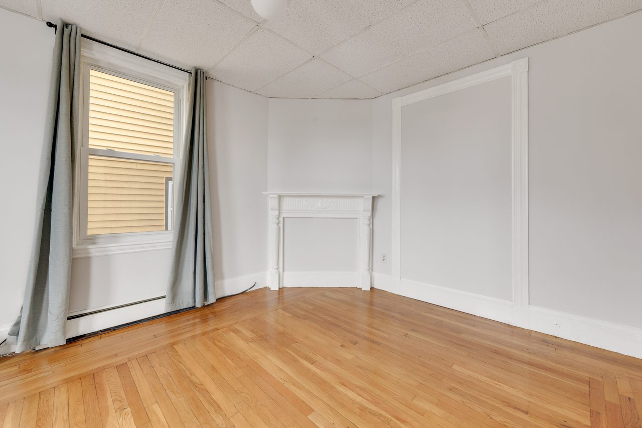#886: JFK/UMass - Queen Bedroom A - 10