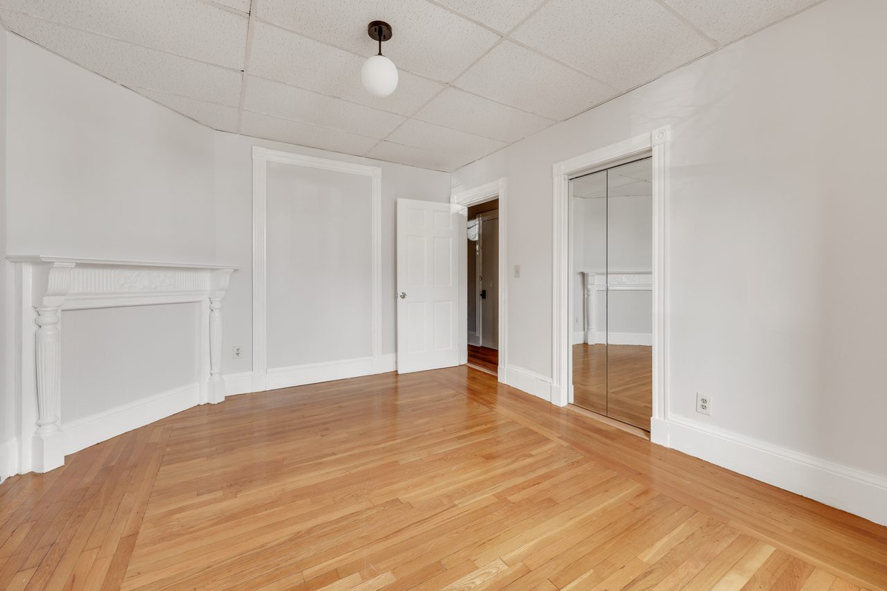#886: JFK/UMass - Queen Bedroom A - 11