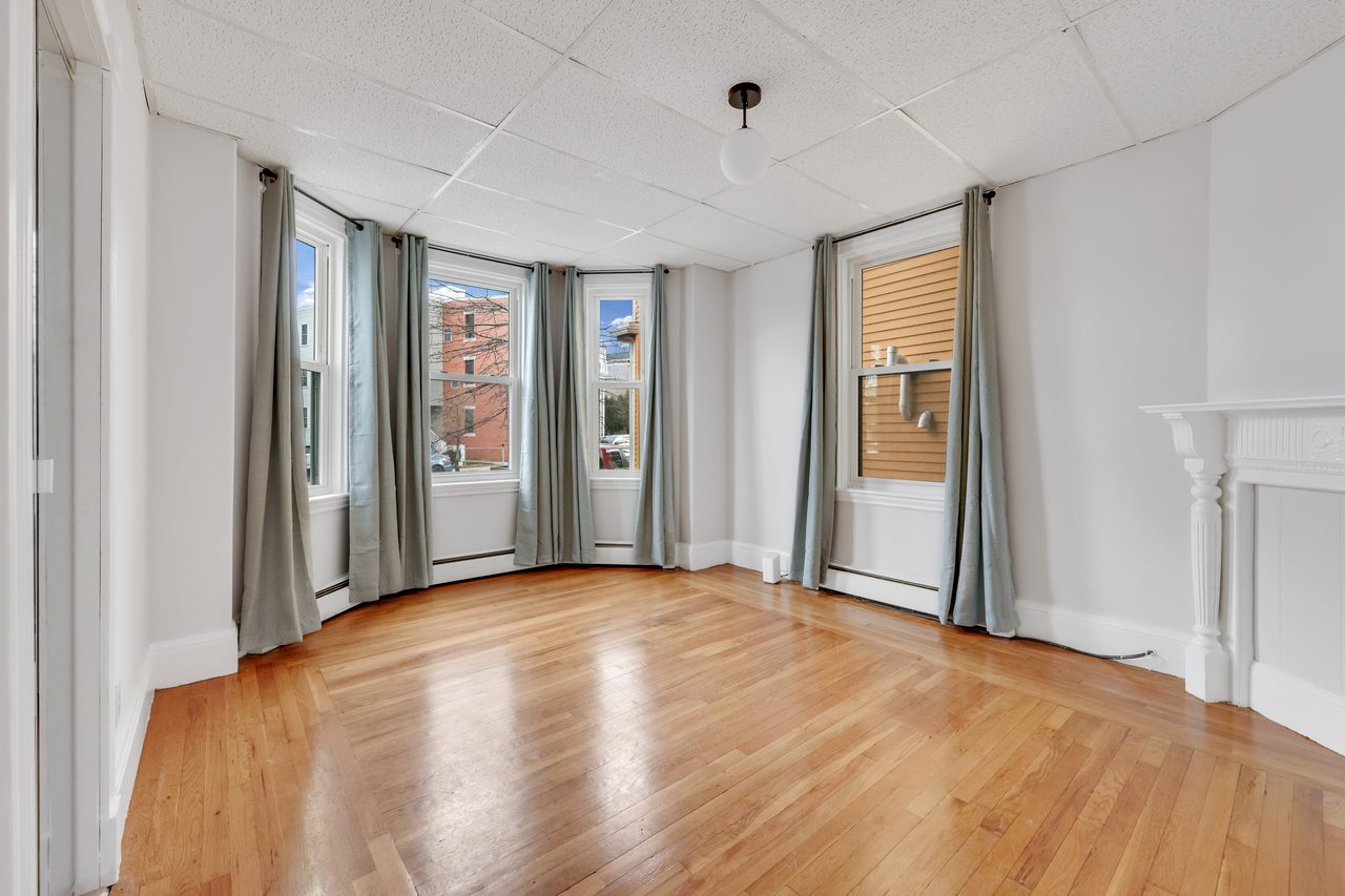 #886: JFK/UMass - Queen Bedroom A - 9