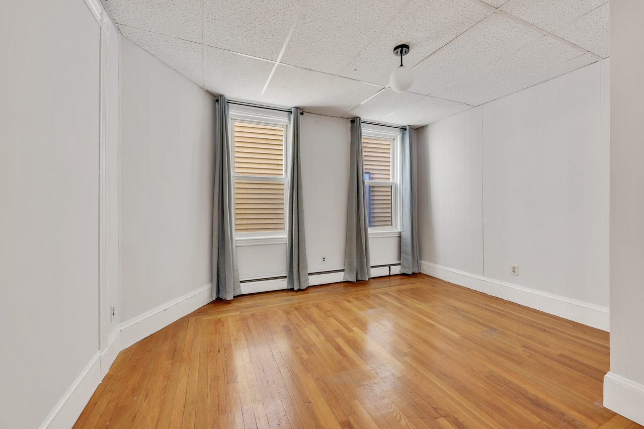 #886: JFK/UMass - Queen Bedroom B - 3
