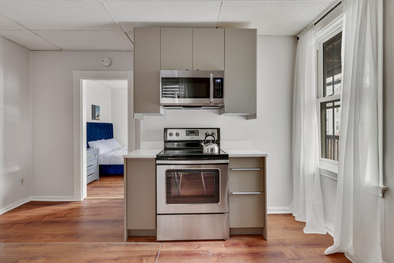 #886: JFK/UMass - Queen Bedroom B - 8