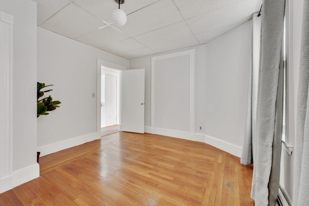 #886: JFK/UMass - Queen Bedroom B - 4