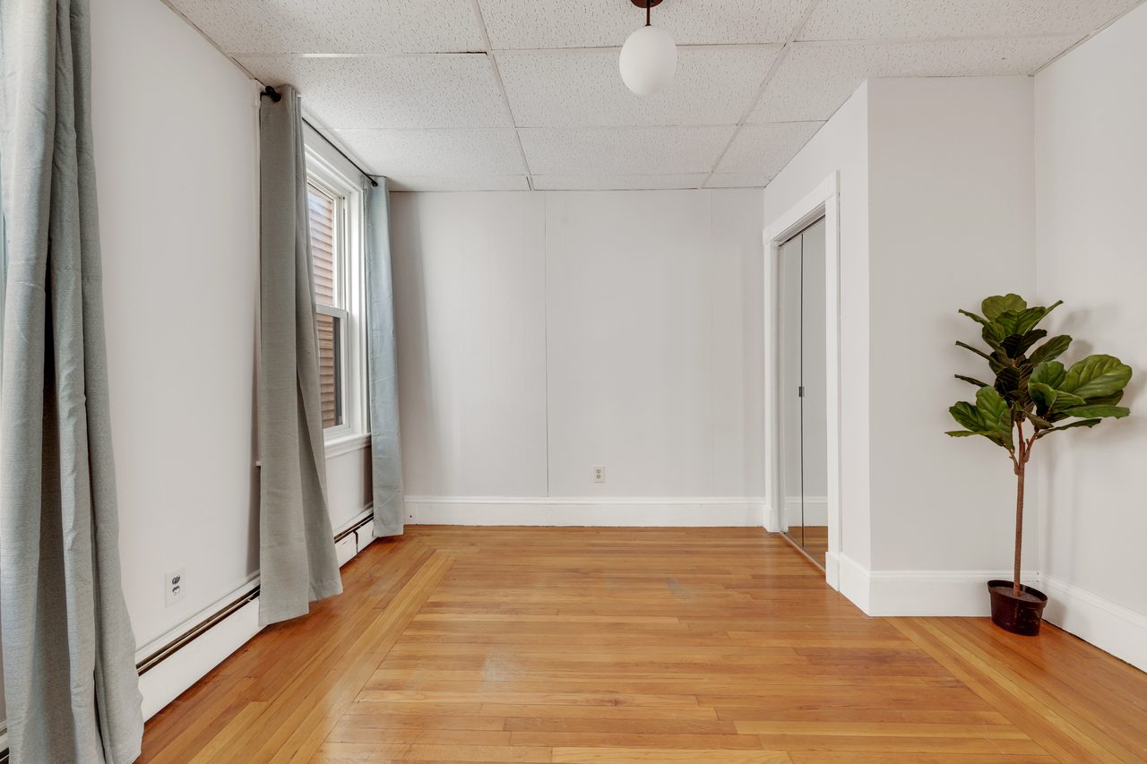 #886: JFK/UMass - Queen Bedroom B - 5