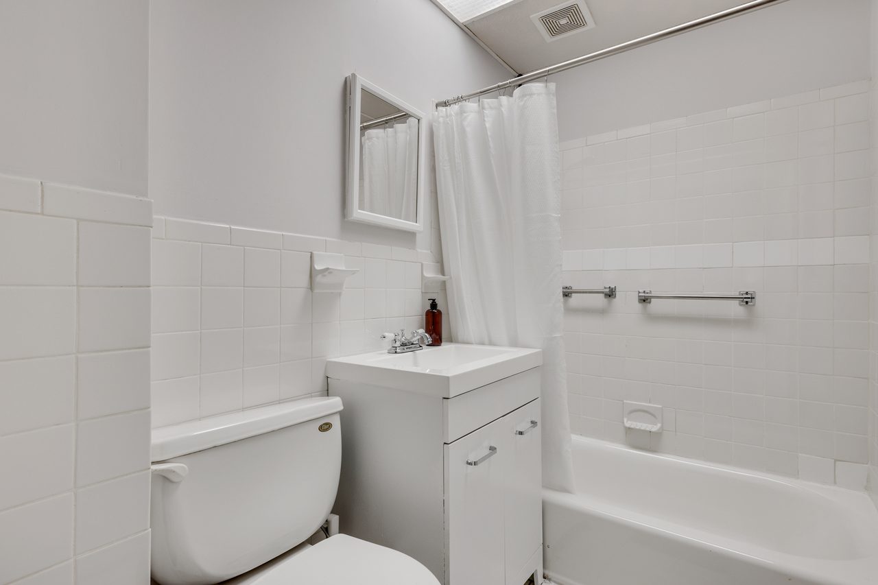 #886: JFK/UMass - Queen Bedroom B - 11