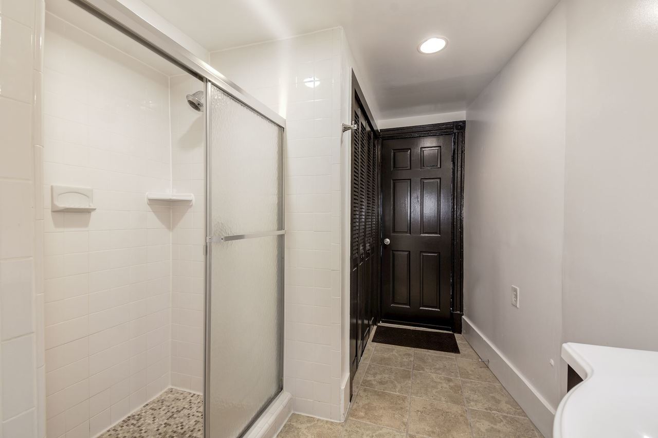  #179: Capitol Hill - Queen Bedroom GA W/Private Bathroom  -  #179: Capitol Hill  - Gallery -  4