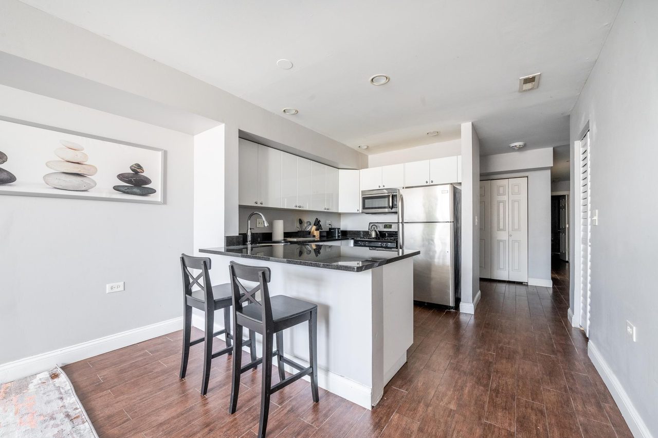 #1587: Near West Side - Full Bedroom B - #1587: Near West Side - Gallery - 8