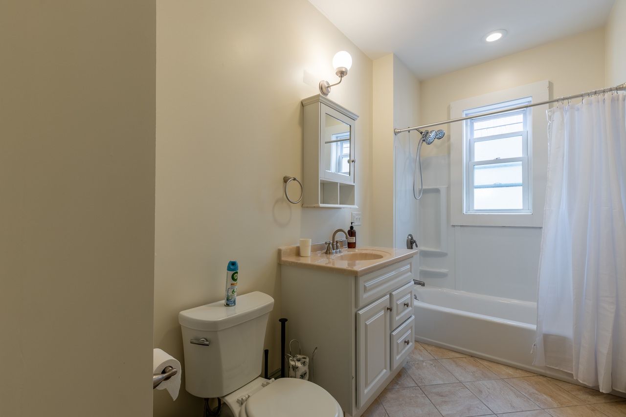 #328: JFK/UMass - Queen Bedroom B - 5