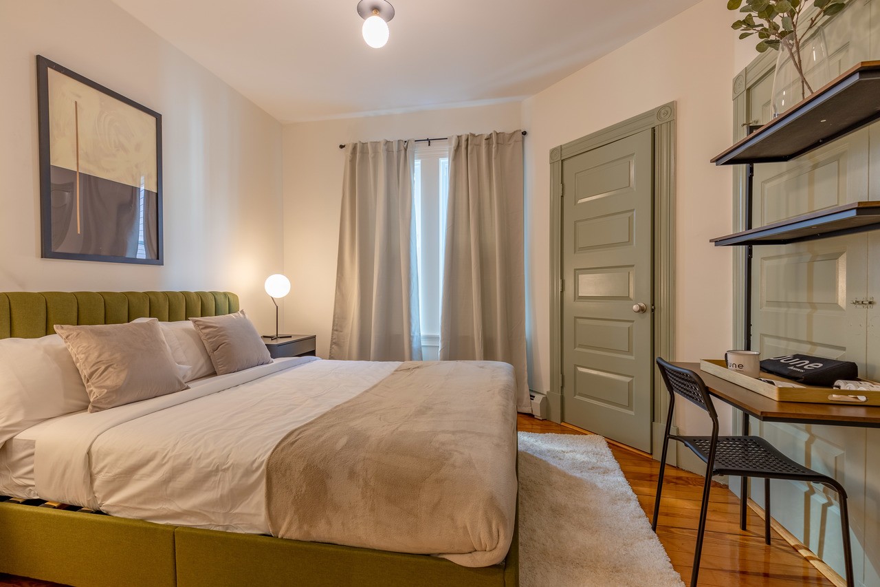 #328: JFK/UMass - Queen Bedroom B - 12