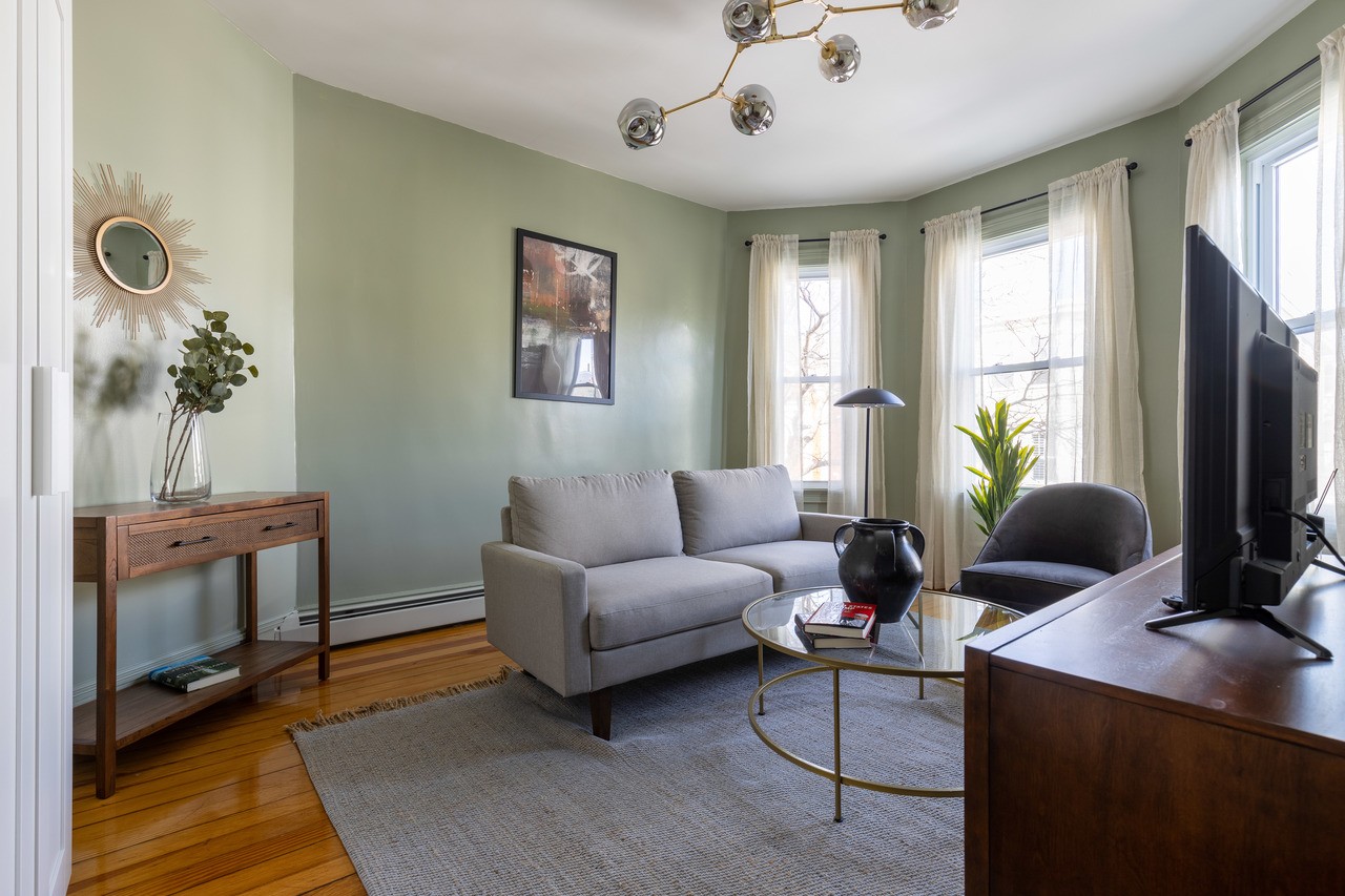 #328: JFK/UMass - Queen Bedroom C - 10