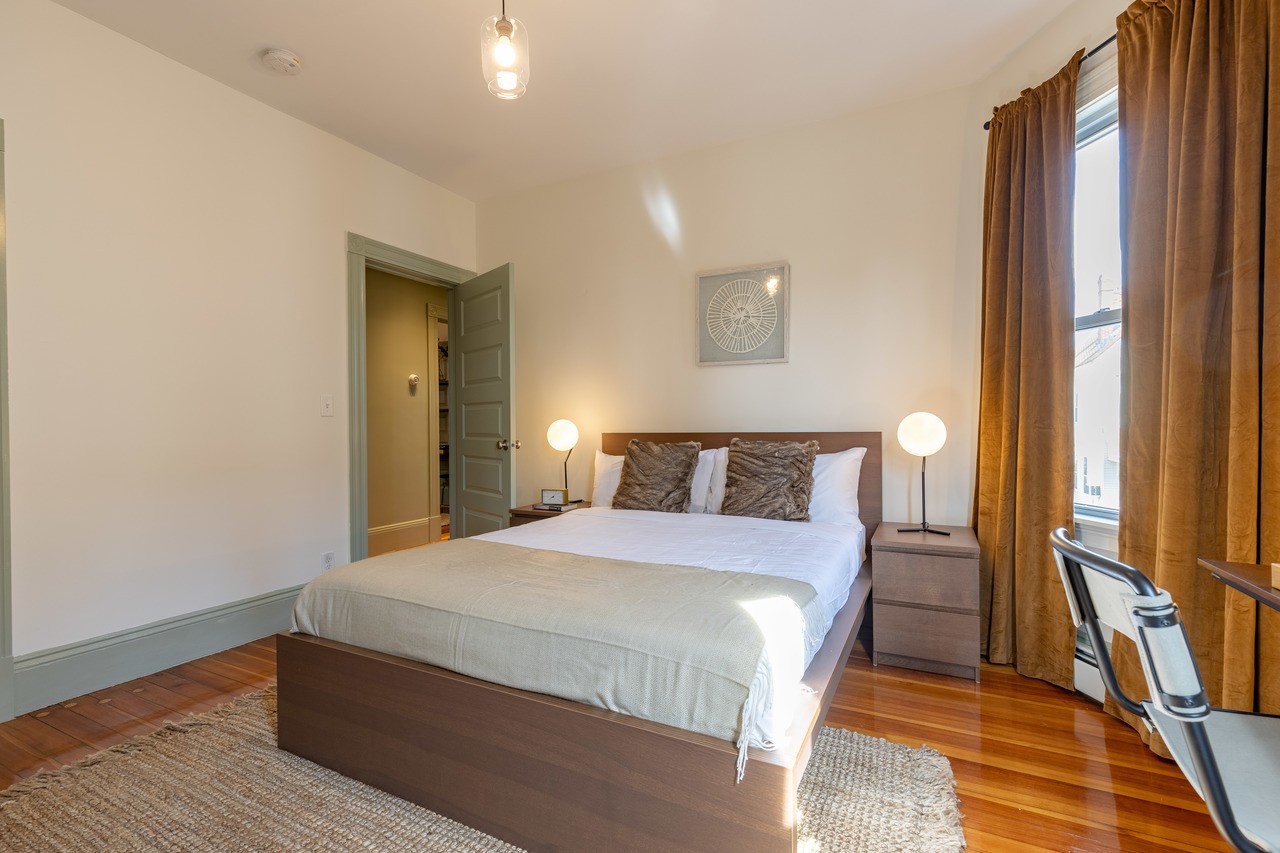 #328: JFK/UMass - Queen Bedroom C - 12