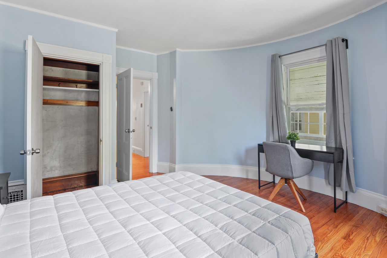 #587: Brighton - Queen Bedroom B - 3