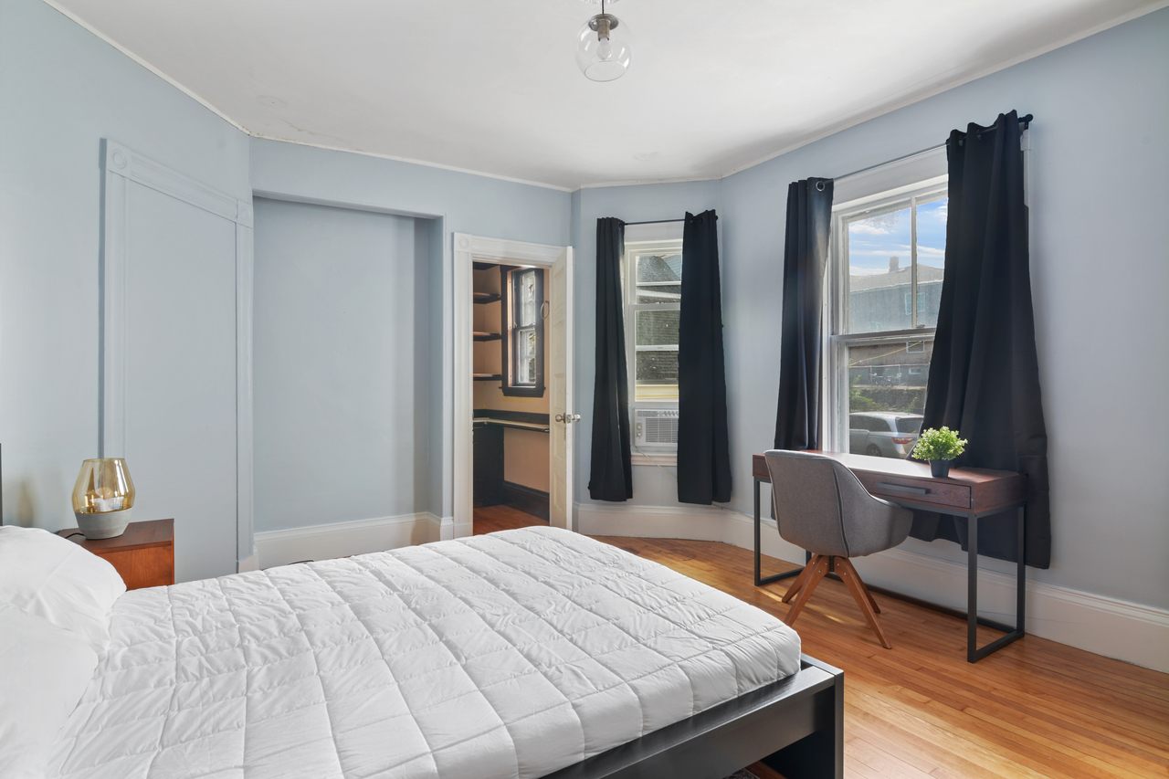 #587: Brighton - Queen Bedroom A - 12