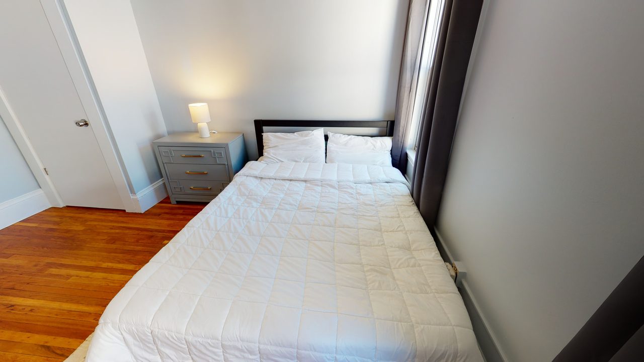 #587: Brighton - Queen Bedroom D - #587: Brighton - Gallery - 1