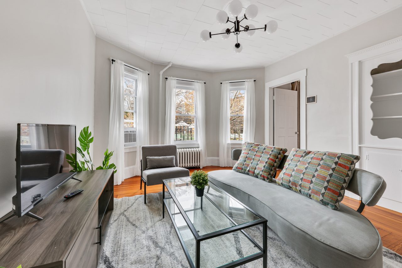 #816: Somerville - Queen Bedroom B - 9