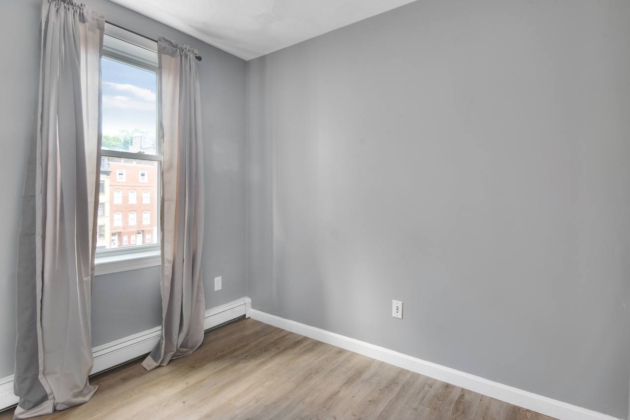  #472: North End - Queen Bedroom B  -  #472: North End  - Gallery -  10
