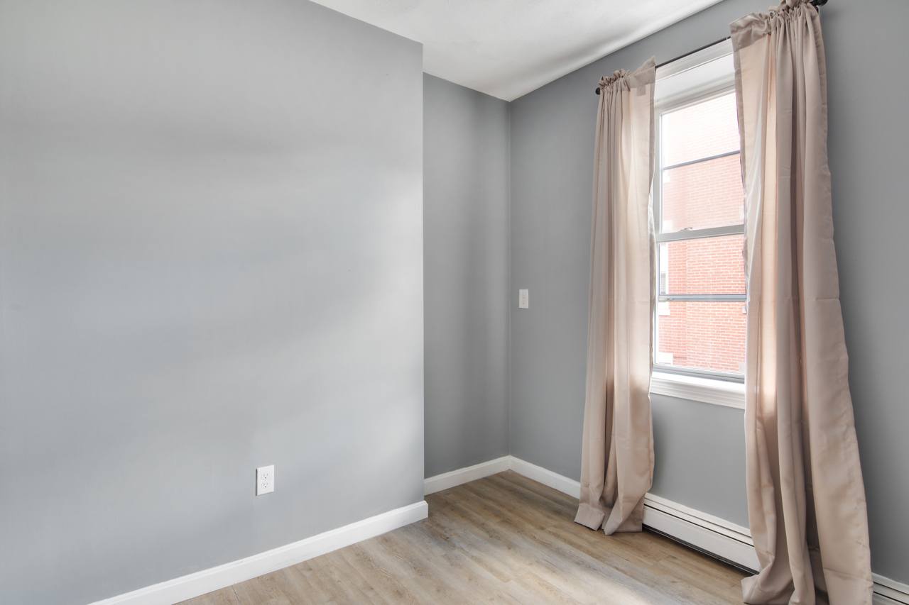  #472: North End - Queen Bedroom B  -  #472: North End  - Gallery -  12