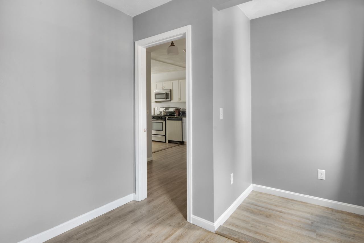  #472: North End - Queen Bedroom A  -  #472: North End  - Gallery -  4