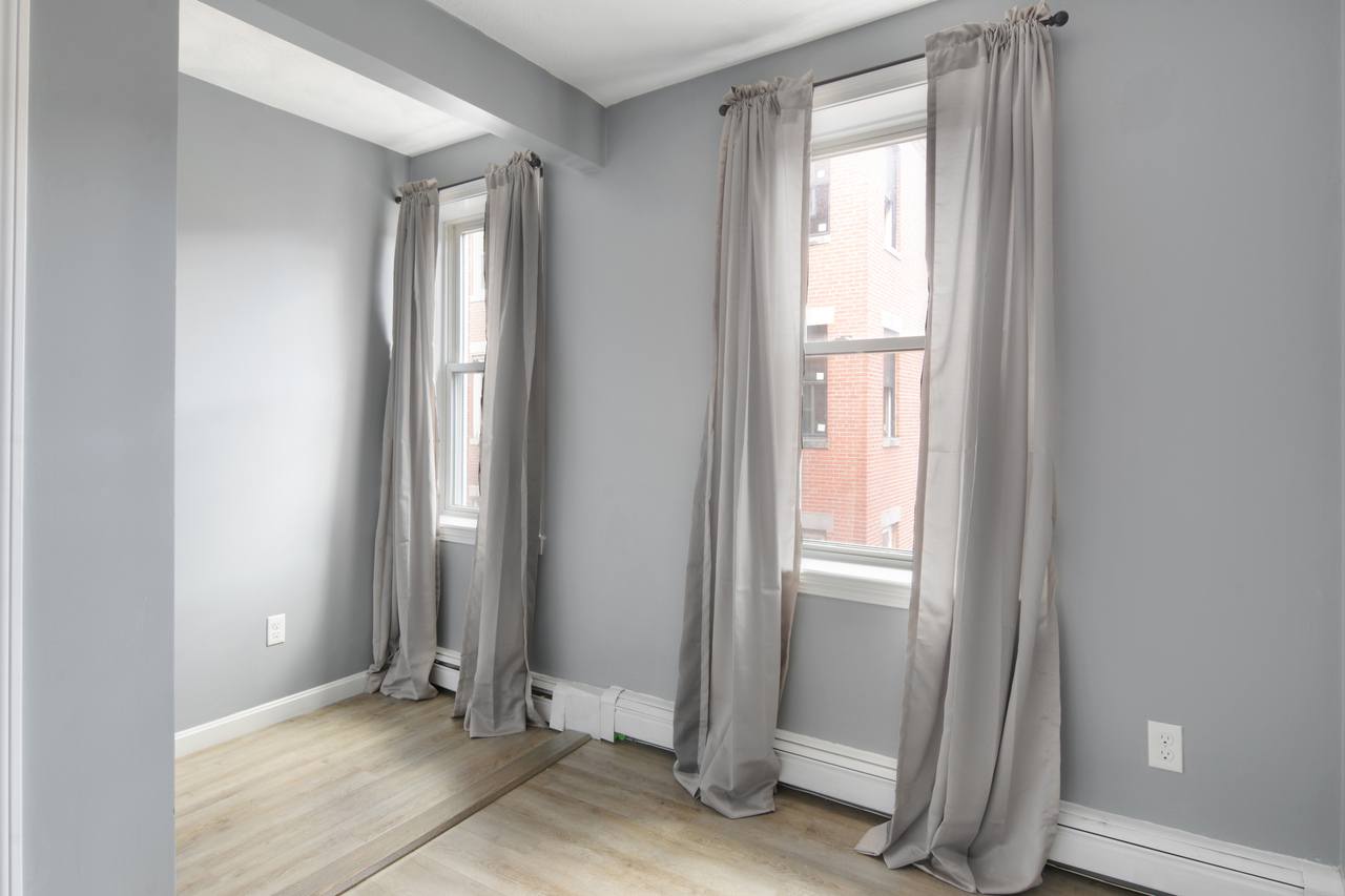  #472: North End - Queen Bedroom A  -  #472: North End  - Gallery -  3