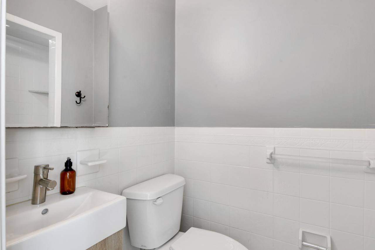  #472: North End - Queen Bedroom A  -  #472: North End  - Gallery -  11