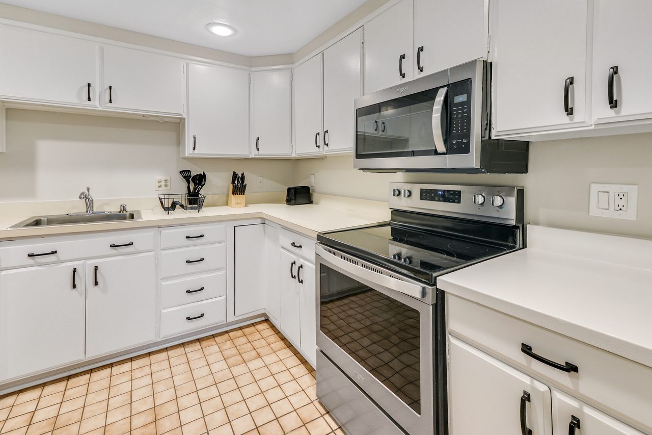  #938: Southwest Waterfront - Queen Bedroom A  -  #938: Southwest Waterfront  - Gallery -  11