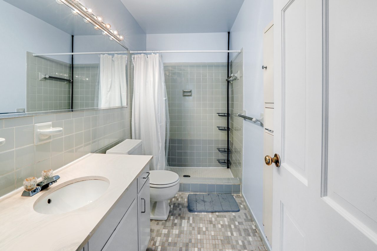  #938: Southwest Waterfront - Queen Bedroom E W/Private Bathroom  -  #938: Southwest Waterfront  - Gallery -  4