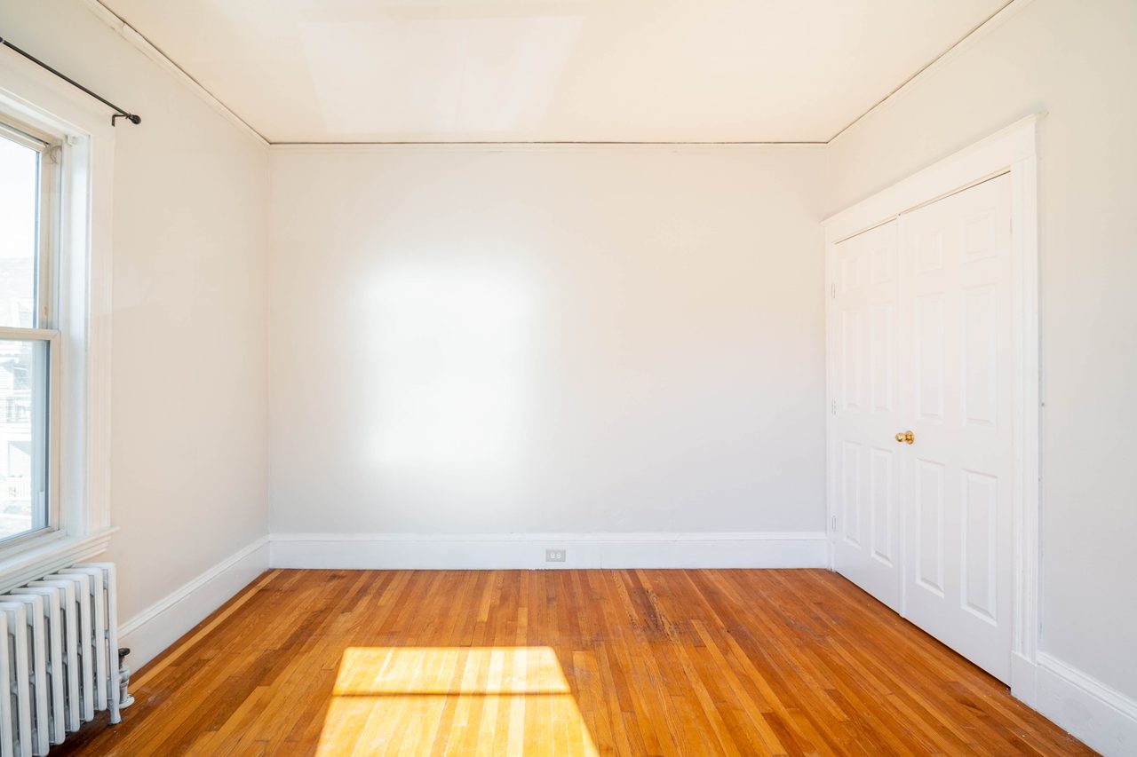 #1517: Brighton - Queen Bedroom B - 5