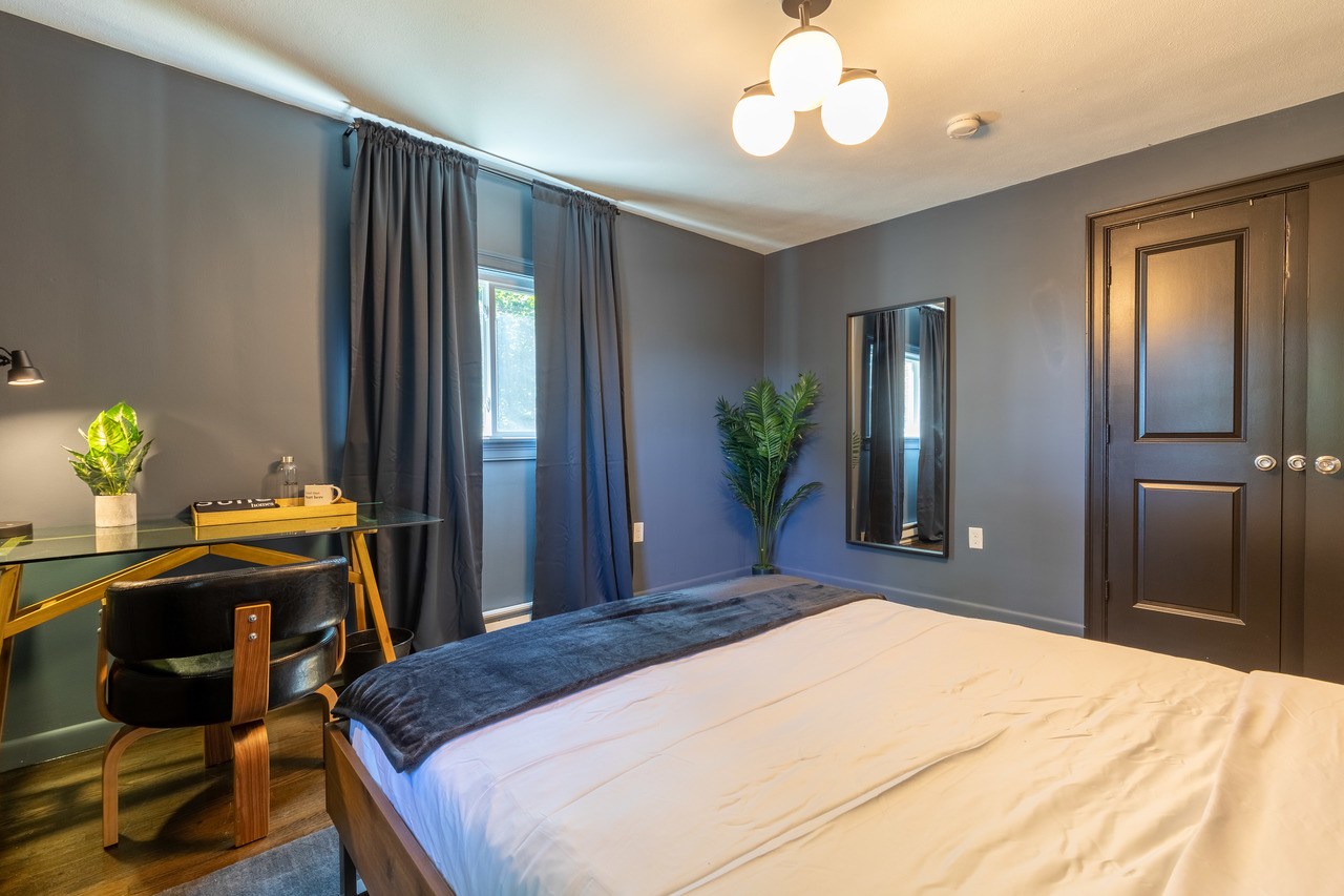 #207: Brighton - Queen Bedroom E - #207: Brighton - Gallery - 6
