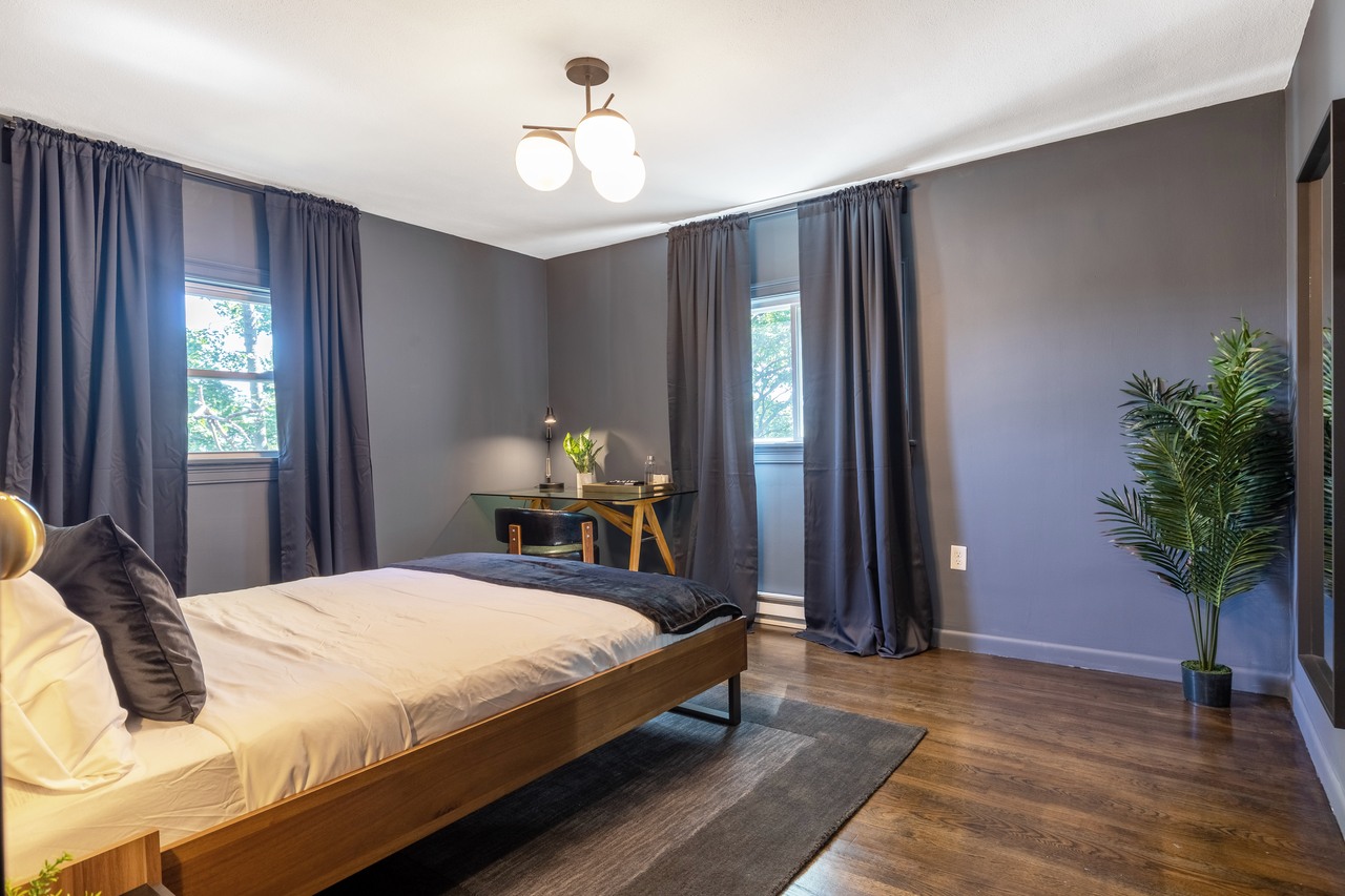 #207: Brighton - Queen Bedroom E - #207: Brighton - Gallery - 5