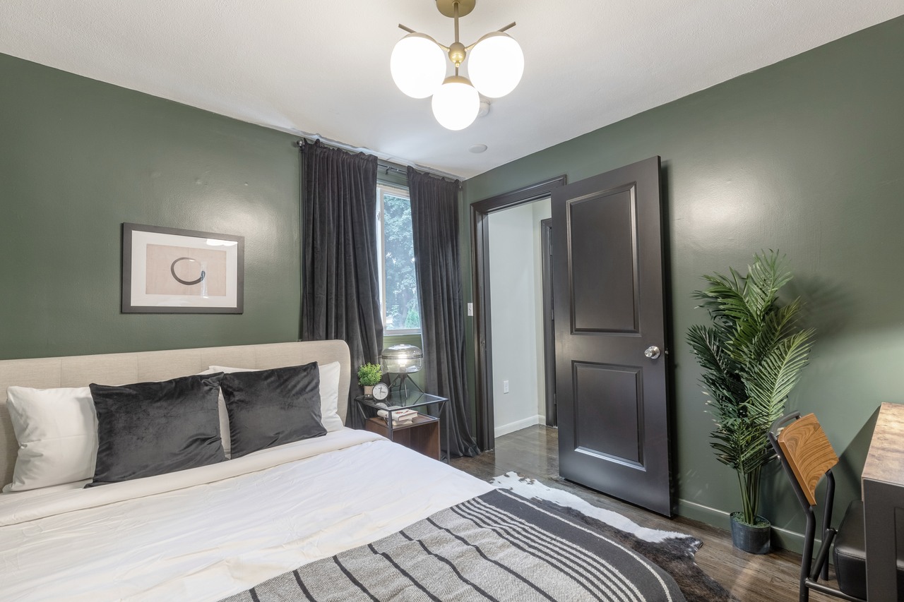 #207: Brighton - Queen Bedroom A - #207: Brighton - Gallery - 12
