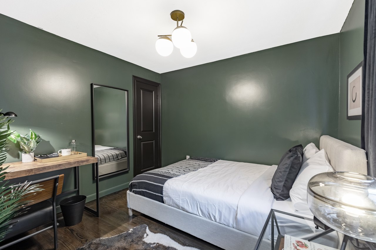 #207: Brighton - Queen Bedroom A - #207: Brighton - Gallery - 11