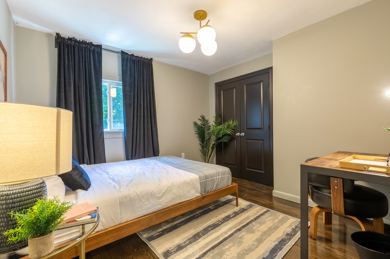 #207: Brighton - Queen Bedroom C - #207: Brighton - Gallery - 12