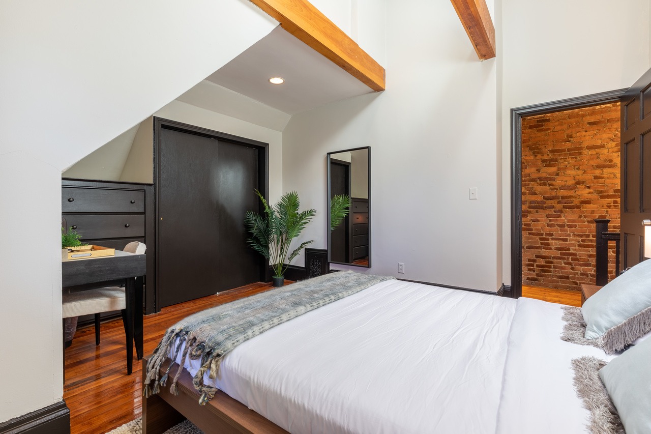 #233: Allston - Queen Bedroom C - 15