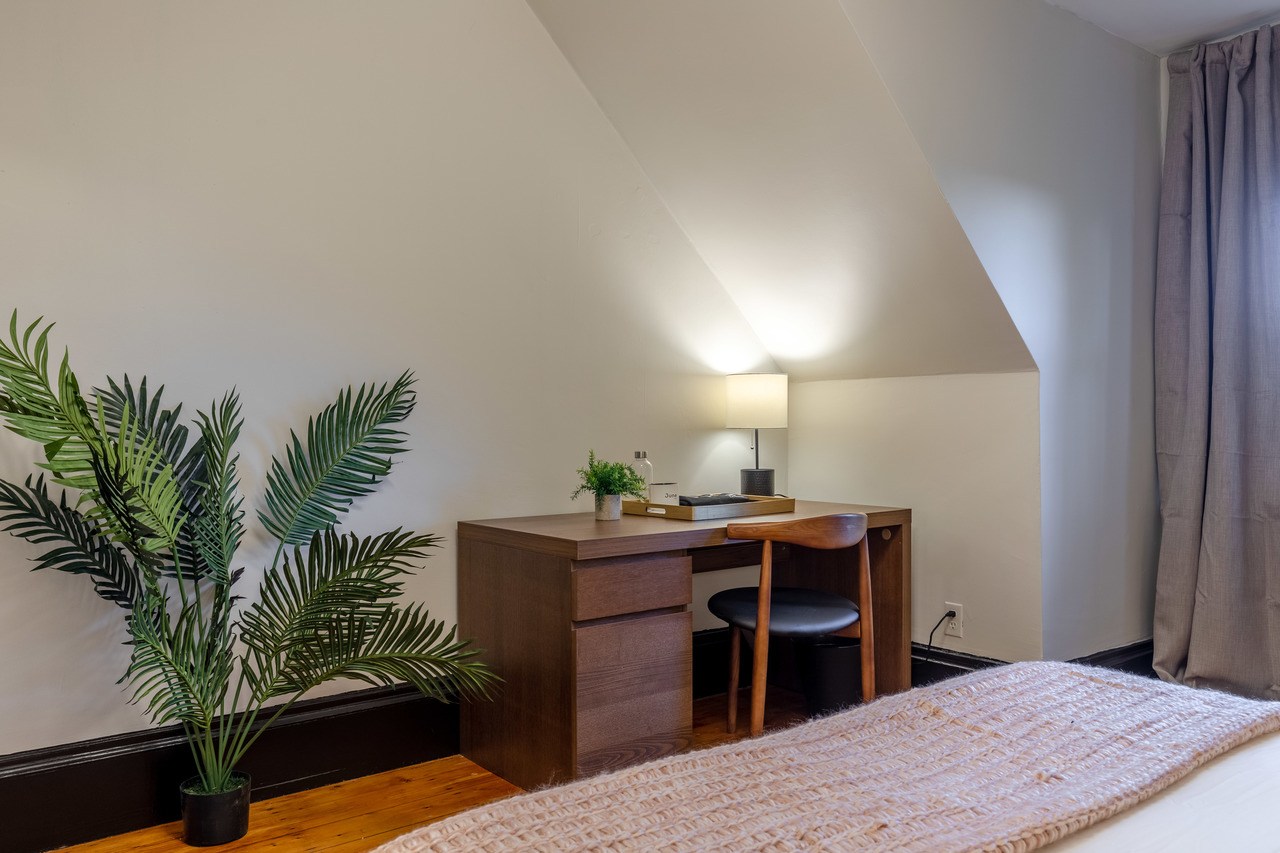#233: Allston - Queen Bedroom E - 14