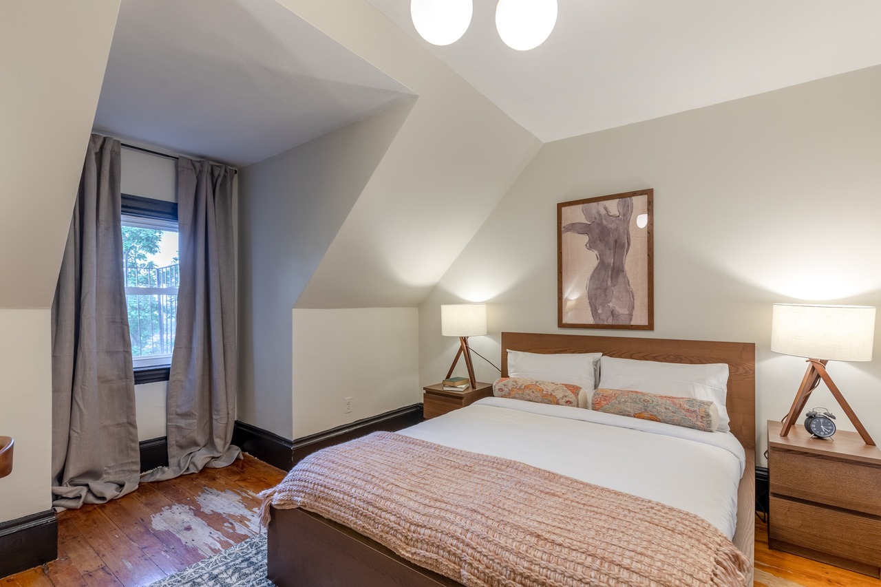 #233: Allston - Queen Bedroom E - 17