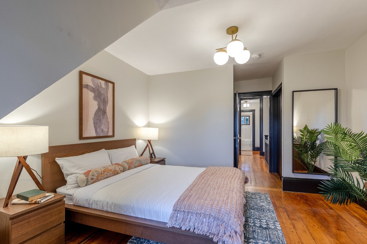 #233: Allston - Queen Bedroom E - 16