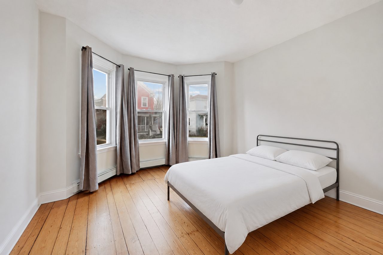 #888: Roxbury - Queen Bedroom A - 13