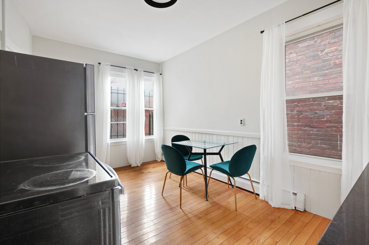  #888: Roxbury - Queen Bedroom A  -  #888: Roxbury  - Gallery -  7