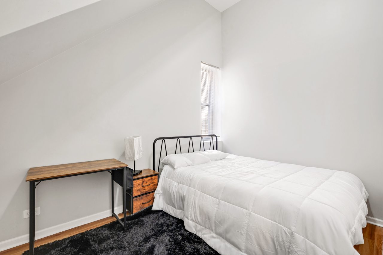 #1747: Pilsen - Queen Bedroom A - #1747: Pilsen - Gallery - 1