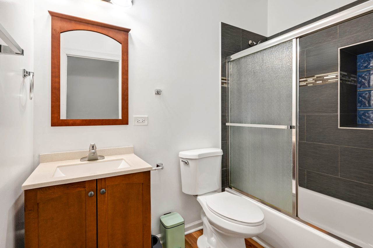 #1747: Pilsen - Queen Bedroom B - #1747: Pilsen - Gallery - 3