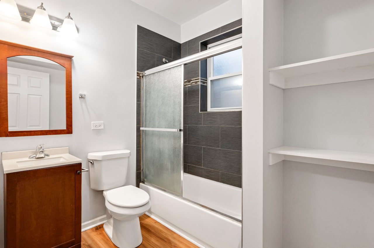 #1747: Pilsen - Queen Bedroom B - #1747: Pilsen - Gallery - 4