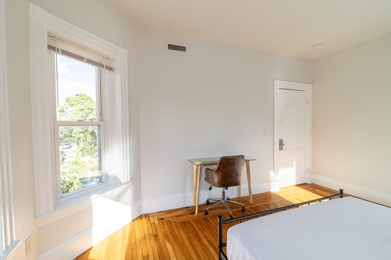 #1300: Allston - Queen Room B - 3