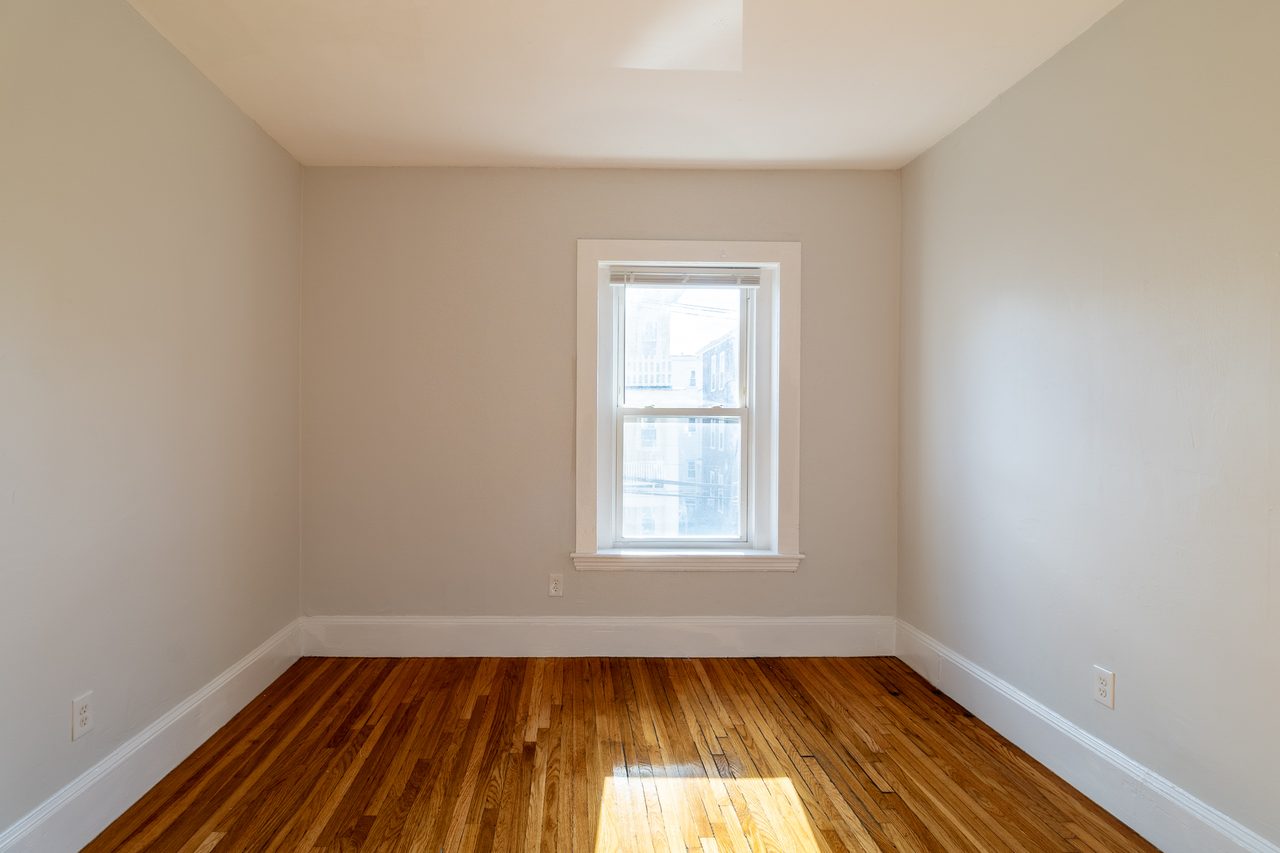 #1300: Allston - Queen Bedroom D - 3