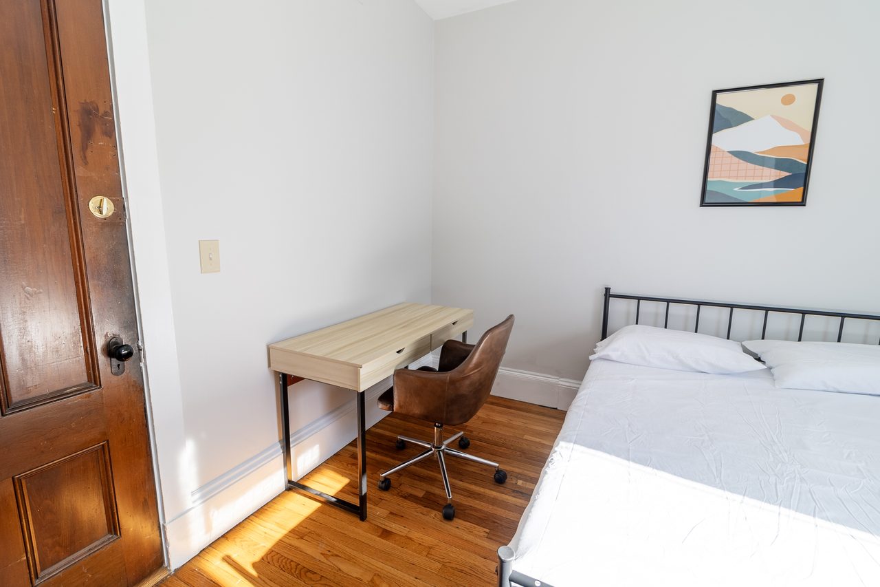 #1300: Allston - Queen Room C - 7