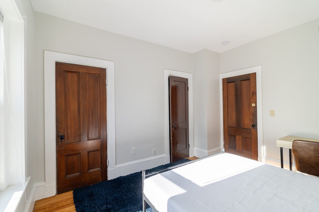 #1300: Allston - Queen Room C - 6