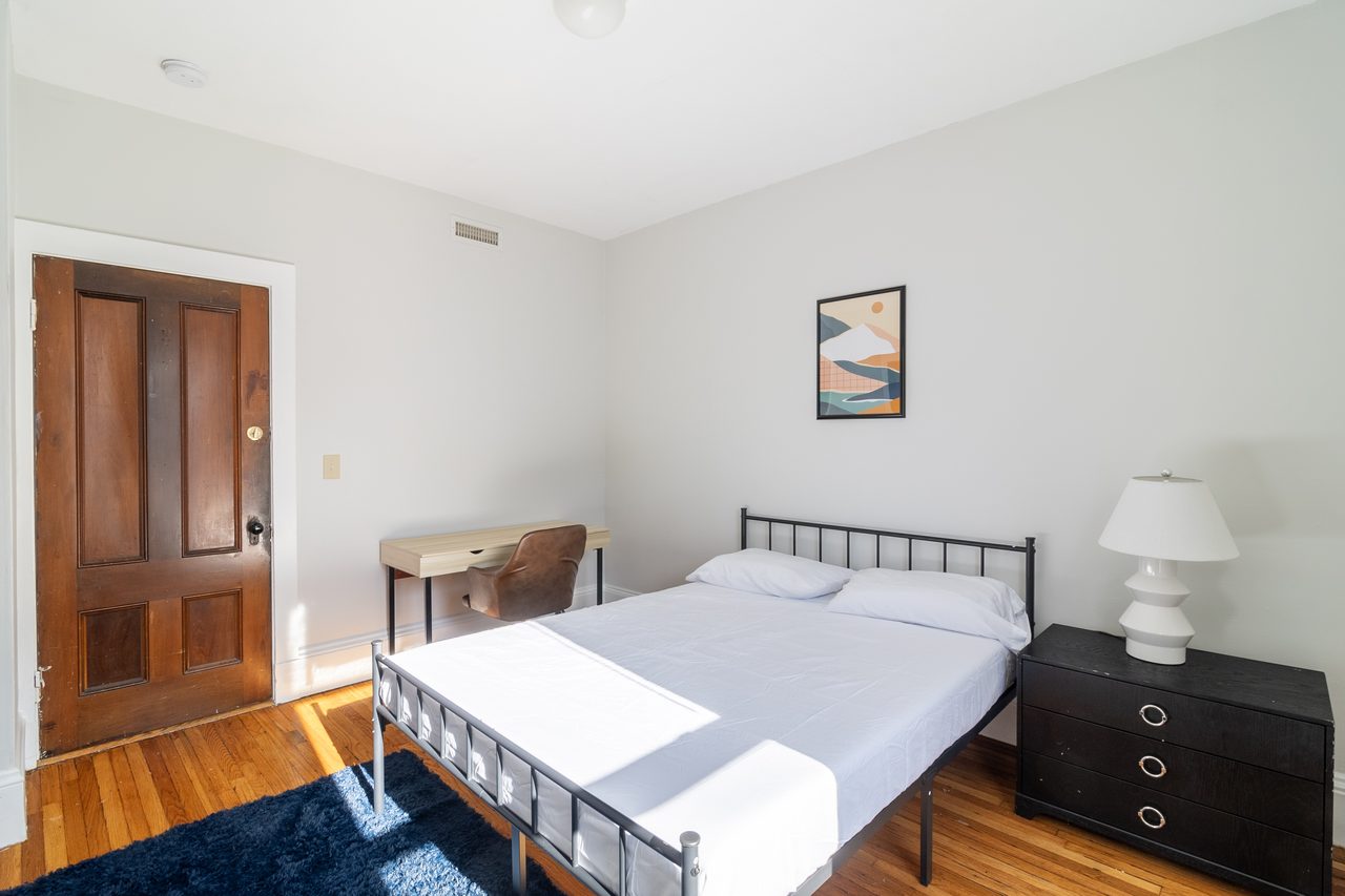 #1300: Allston - Queen Room C - 5