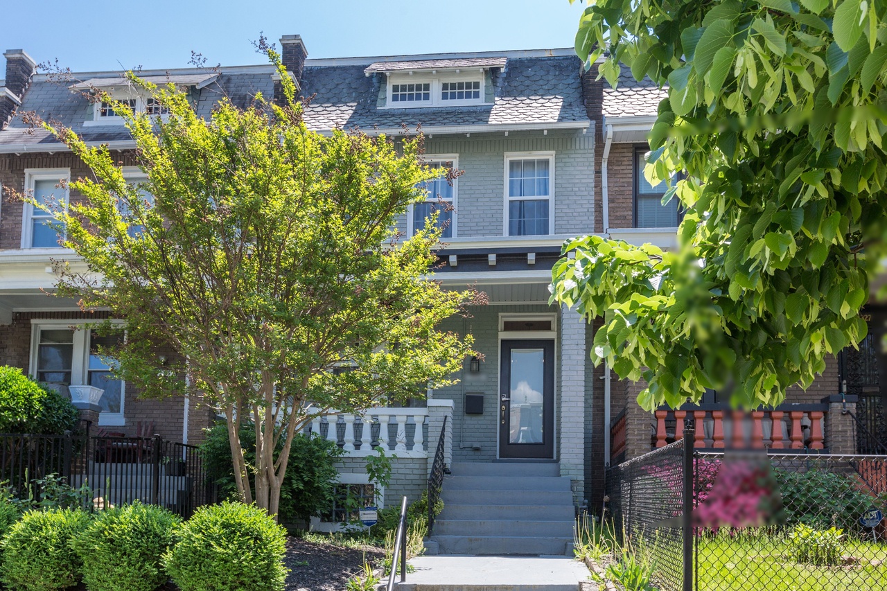  #105: Capitol Hill - Queen Bedroom 2C W/Private Bathroom  -  #105: Capitol Hill  - Gallery -  7